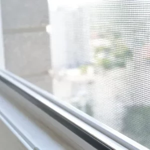 okno z zamontowaną moskitierą