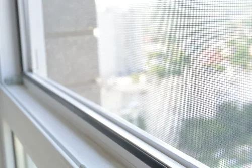 okno z zamontowaną moskitierą